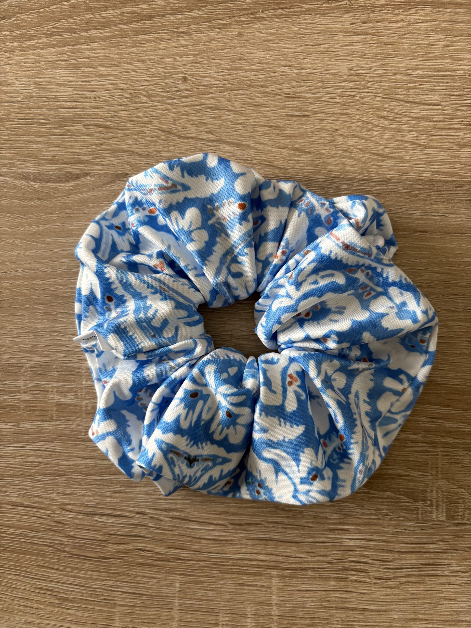 image00009 White Flowers Scrunchie - Image 1