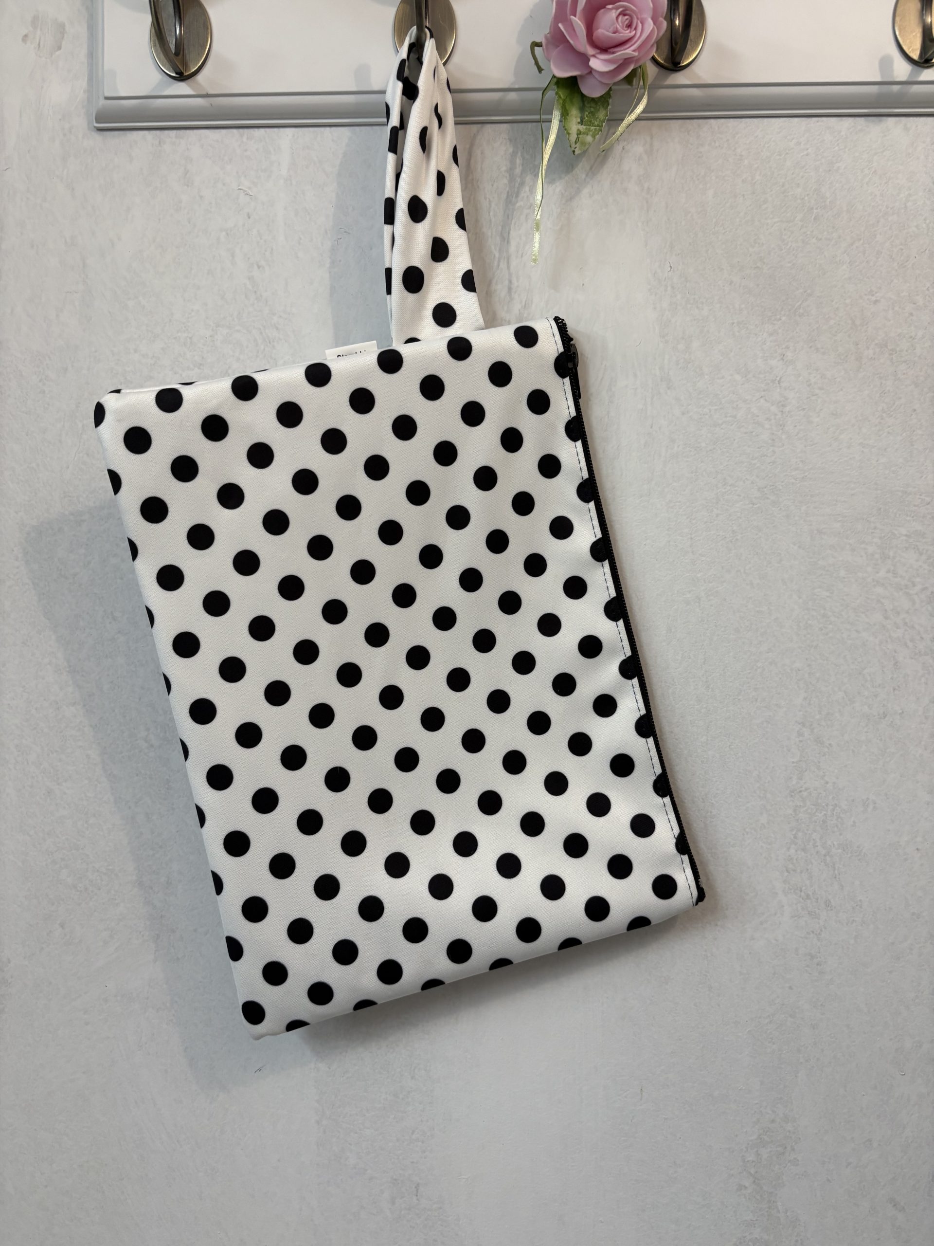 image00068 White & Black Dots Τσαντάκι - Image 1