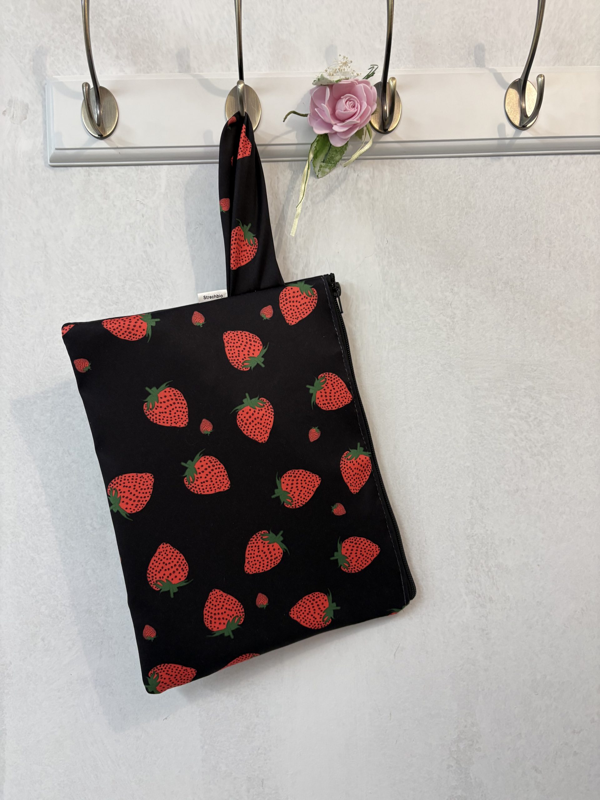 image00026 Red Strawberries Τσαντάκι - Image 1